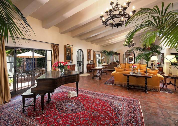 Vacation rental for 14 people, with yard and sauna as well as hot tub and terrace in Montecito