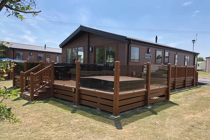 Cottage for 8 people, with sauna and pool as well as balcony and hot tub in Lincolnshire