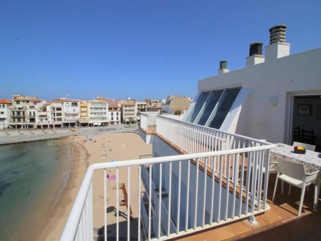 Entire apartment, 3-bedroom apartment with panoramic terrace, near the beach in L'Escala in l'Escala, Upper Empordà