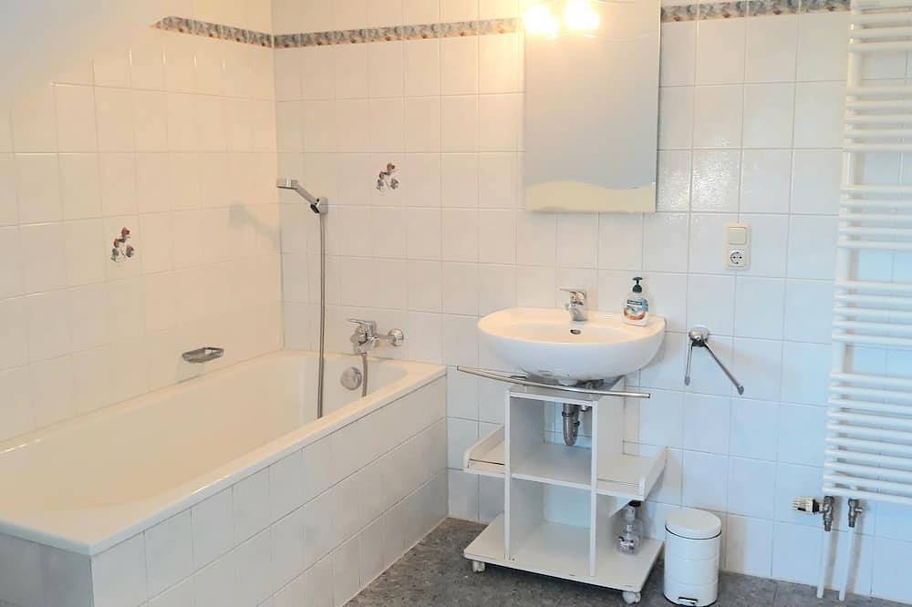 Ganze Wohnung, Ferienwohnung mit 2 Schlafzimmern, Balkon und Panoramablick direkt am Waldrand in Naila, Landkreis Hof