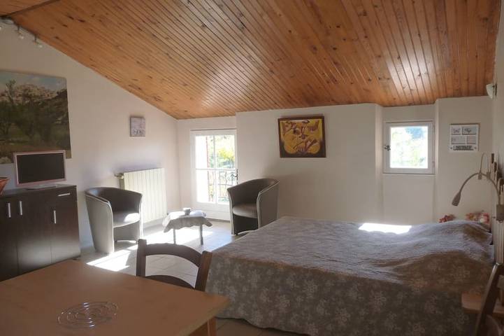 Gîte pour 3 personnes, avec jardin ainsi que piscine et terrasse à Lagnes - 3