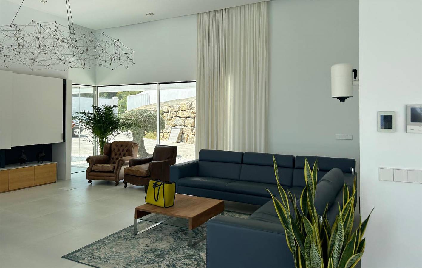 Moderno Apartamento de Playa con Garaje, Piscina, Terraza - 2km de la Playa in Urbanizacion Las Jacarandas, Ojén