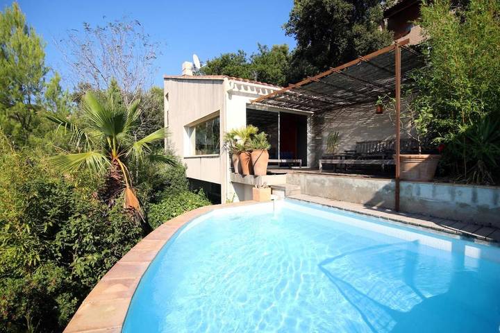 Villa pour 8 personnes, avec jardin ainsi que piscine et vue, animaux acceptés
