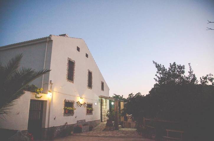 Casa rural para 15 personas, con vistas además de piscina y terraza, Se admiten mascotas en Almedinilla