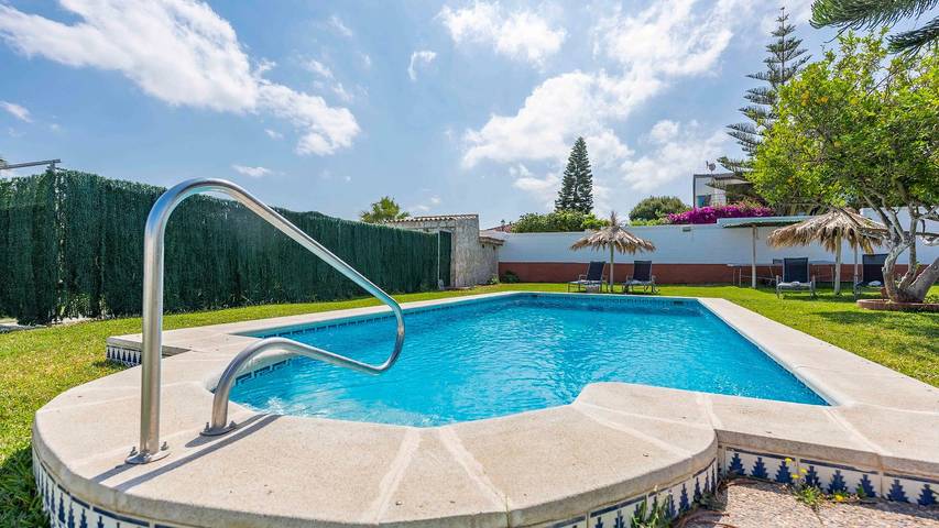 Chalet para 12 personas, con jacuzzi además de balcón/terraza y piscina, Se admiten mascotas en Provincia de Cádiz