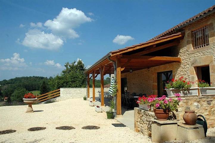 Gîte pour 14 personnes, avec piscine ainsi que jardin et terrasse