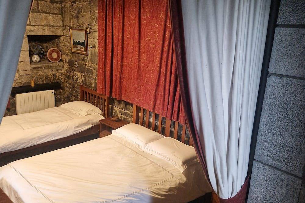 Ballindooley Castle 10 minutes to Galway City in Galway, Lough Corrib
