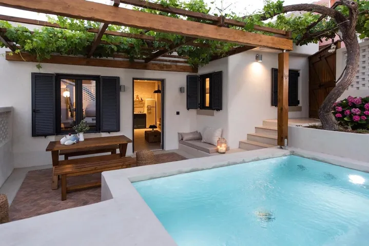 Chalet para 4 personas, con piscina además de jardín y jacuzzi - 1