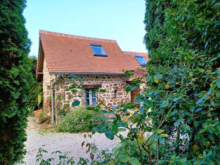 Location de vacances pour 3 personnes, avec piscine ainsi que jardin et vue à Saint-Denis-de-Villenette - 3