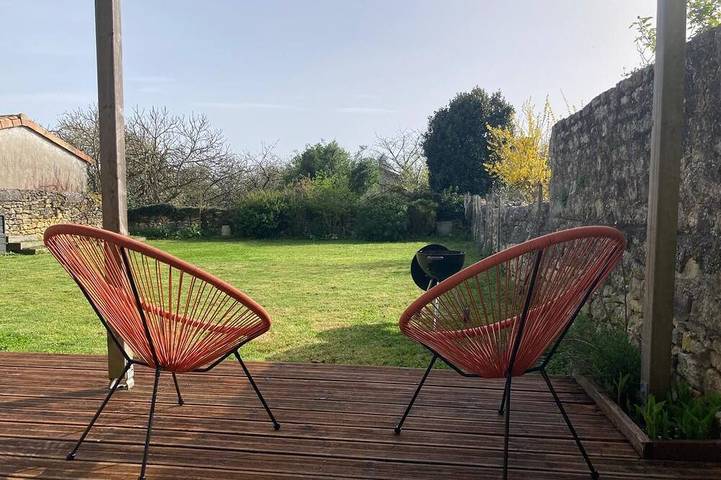 Location de vacances pour 6 personnes, avec terrasse et jardin à Lavoux