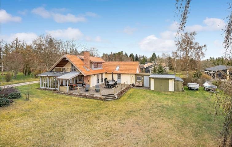 Ferieudlejning for 11 personer, med Terrasse og Jacuzzi såvel som Have og Sauna i Virksund