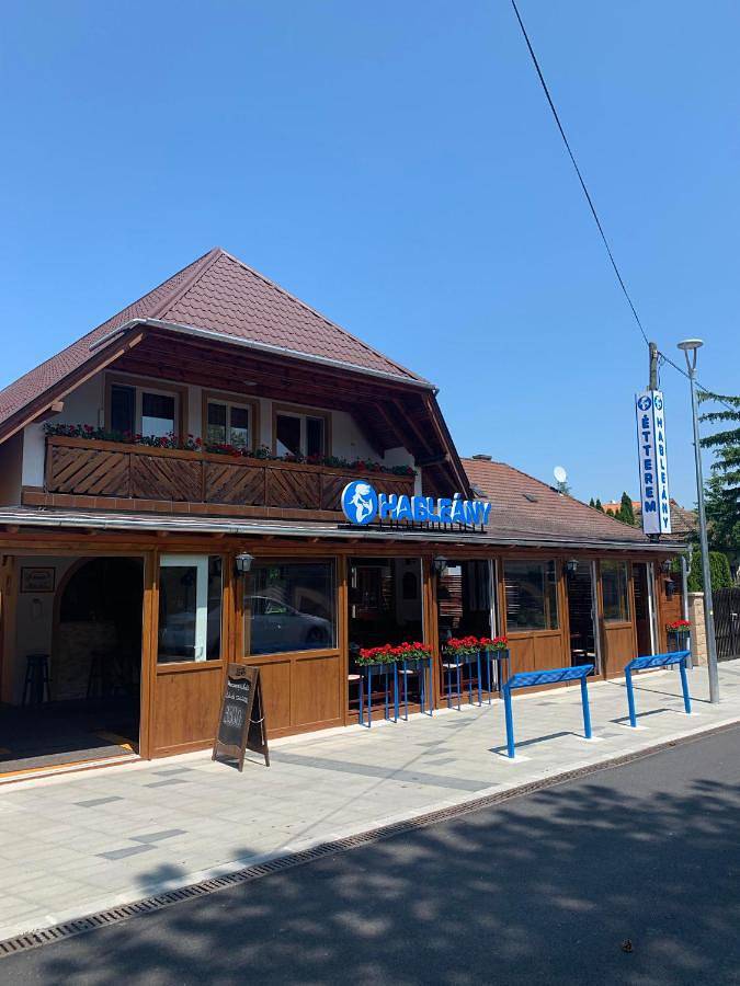 Ferienwohnung für 3 Personen, mit Garten und Terrasse in Balatonmariafürdö