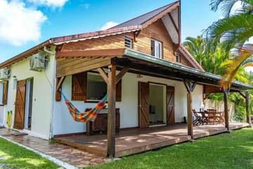 Location de vacances pour 6 personnes, avec terrasse, animaux acceptés à Les Abymes