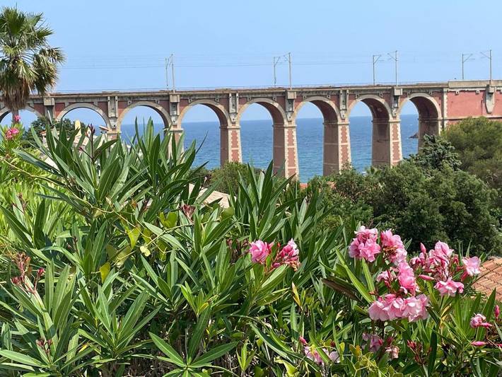 Gîte pour 4 personnes, avec terrasse ainsi que jardin et vue dans Plage d'Anthéor - 3
