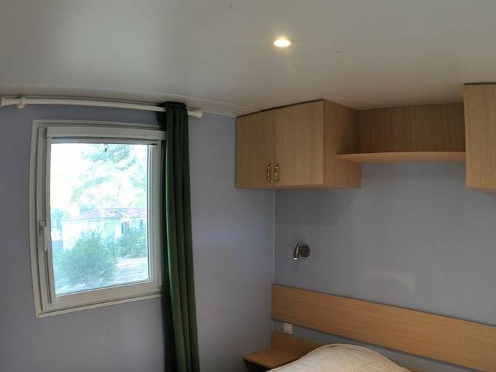 Camping Résidentiel La Pinède - Mobilheim 4 personen - Florès Confort -2 Schlafzimmer 30m²- *Klima, Terrasse, Tv*. in Castelnau-de-Guers, Mittelmeerküste (Frankreich)