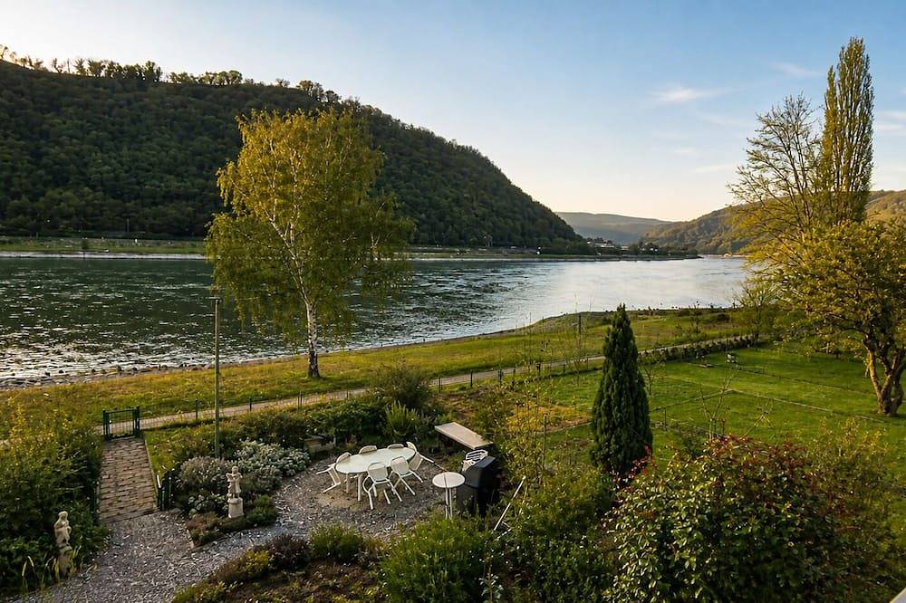Fabulous riverfront 8-bedroom villa in Sankt Goarshausen for your retreat in Sankt Goarshausen, Mittelrhein