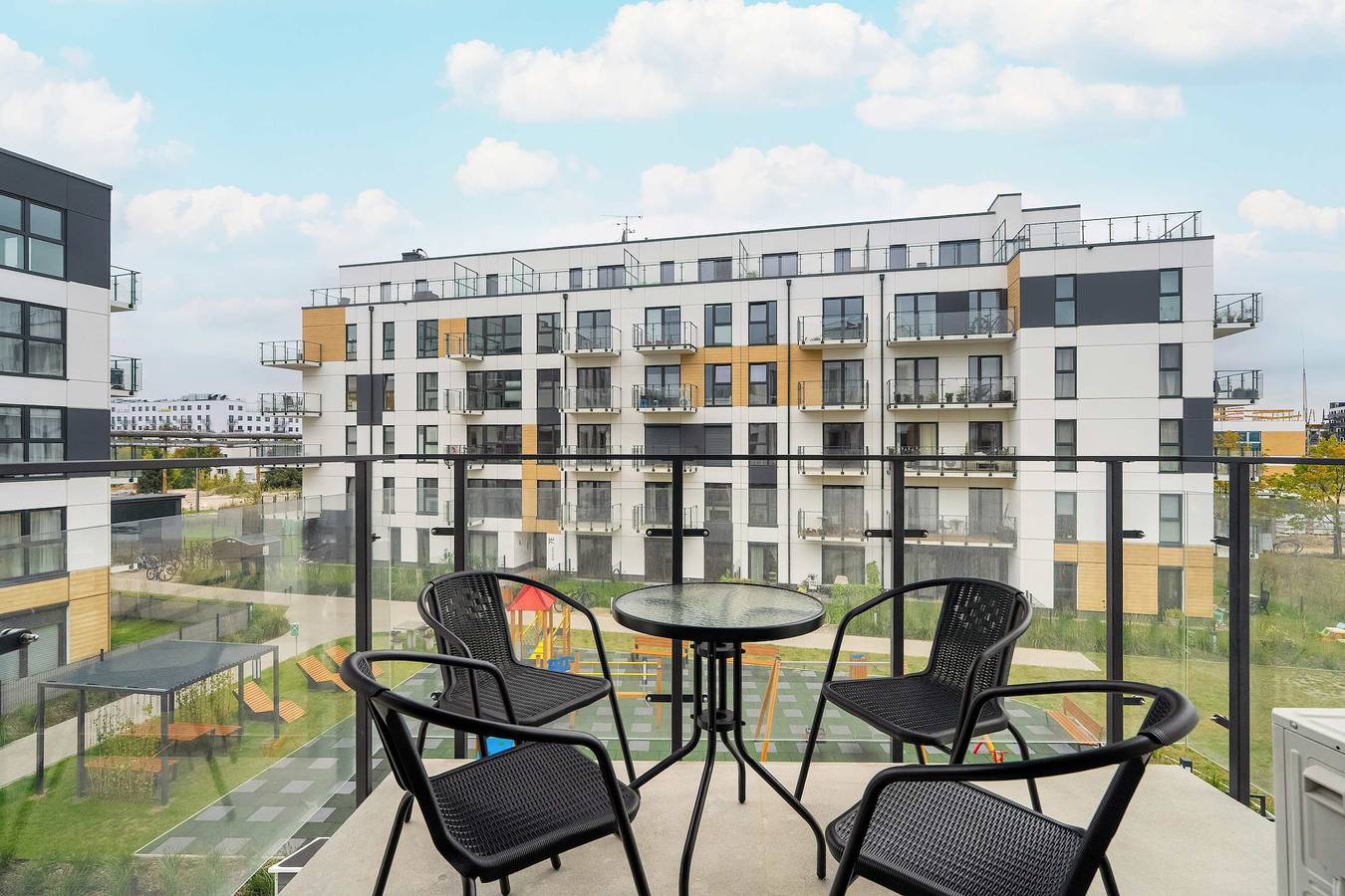 Ganze Wohnung, Bright Apartment with Balcony | Garage Parking and Air Conditioning in Posen, Großpolen