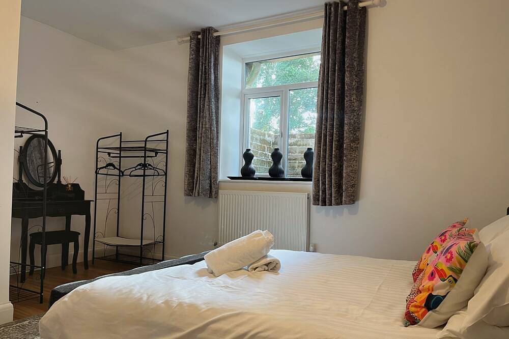 Luxury Group Retreat | 20 Guests | Hot Tub + games room in Barnstaple, Devon