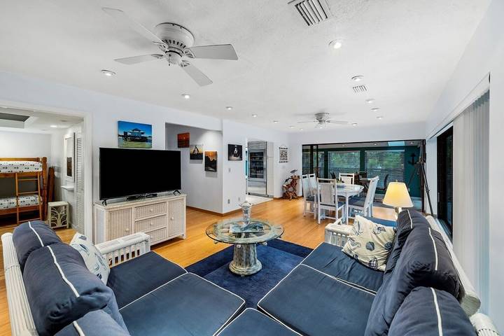 Vacation rental for 8 people, with pool and yard as well as balcony in North Captiva Island