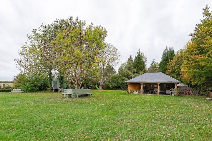 Apartment 'Le Clos Saint Vaast' with Private Terrace, Private Garden and Wi-Fi in Conty, Amiens region
