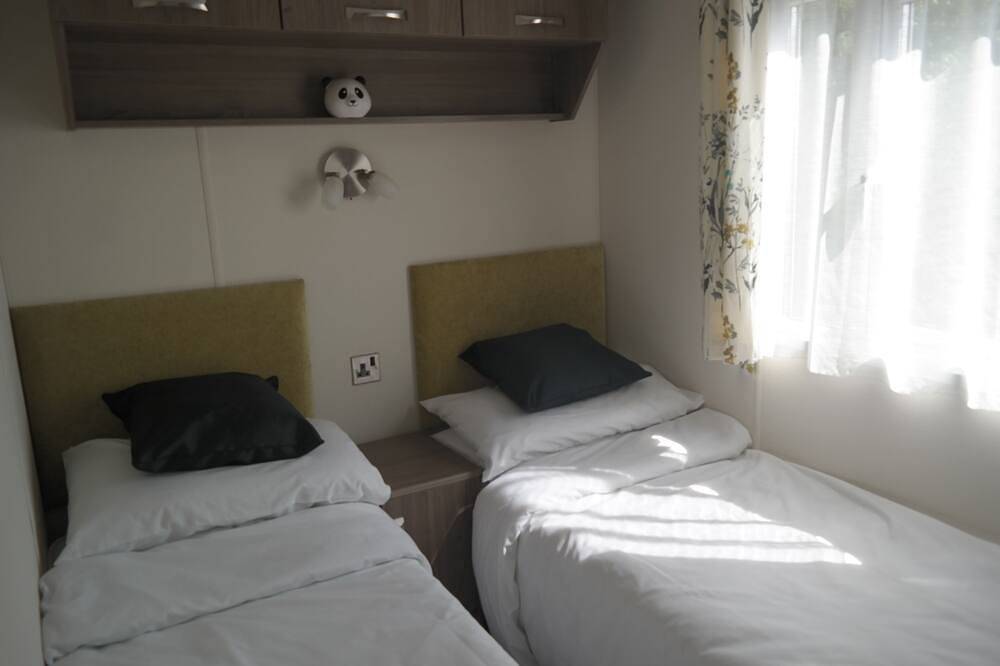 Superb 2 Bed Caravan, New Romney. Family friendly. in St Mary in the Marsh, Kent