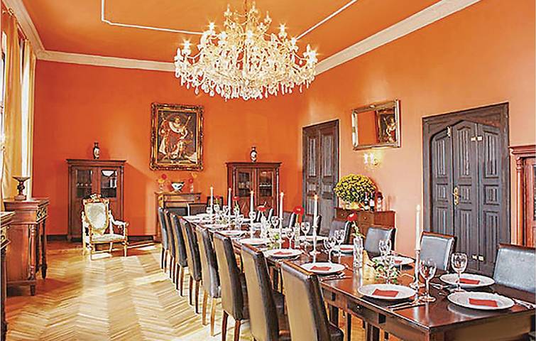 Ferienhaus für 20 Personen, mit Terrasse und Whirlpool sowie Garten und Pool in Mecklenburgische Schweiz - 2
