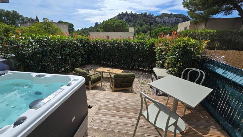 Gîte pour 2 personnes, avec jacuzzi ainsi que balcon et jardin à Les Baux-de-Provence - 2