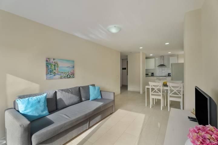 Appartement entier, Vacances 'Ático Home' avec vue sur la mer, balcon et Wi-Fi in Los Cristianos, Arona