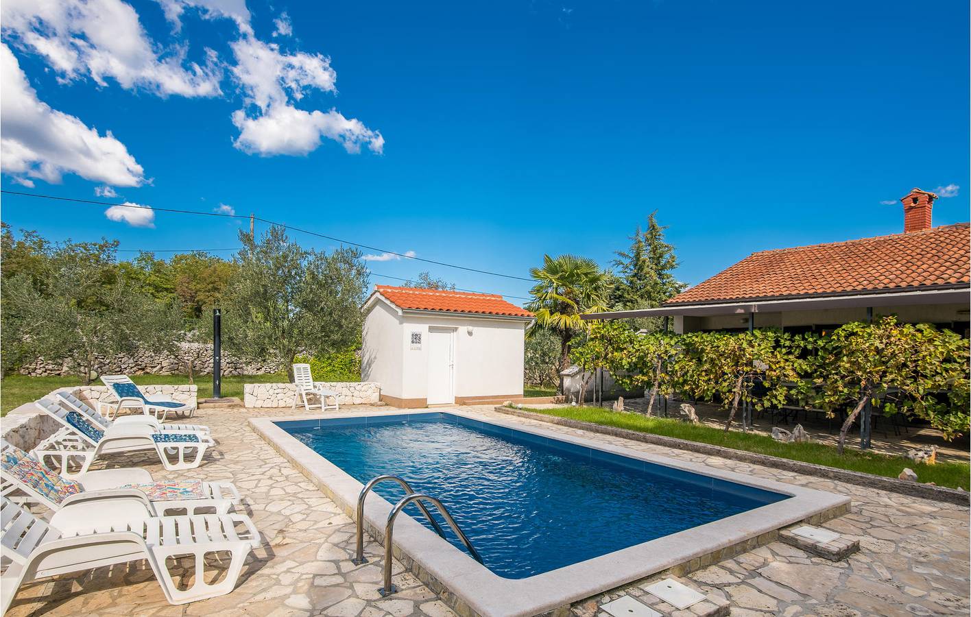 Charmantes Apartment, 2 km vom Strand entfernt: Geräumiges Apartment mit Pool und Terrasse in Gostinjac, Krk
