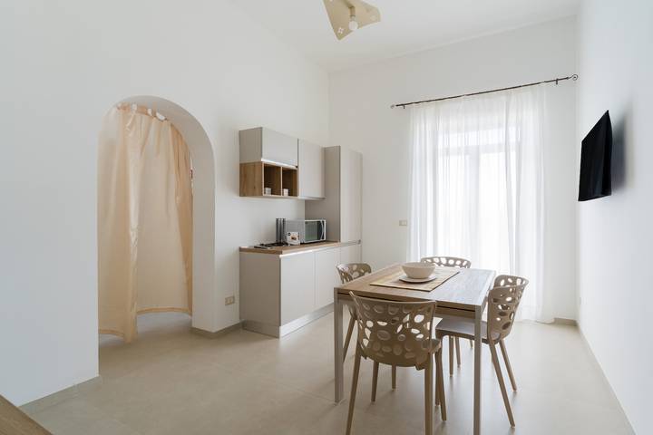 Bed and Breakfast 'Camera Roger' with Balcony, Wi-Fi and Air Conditioning in Galatone, Gulf of Taranto