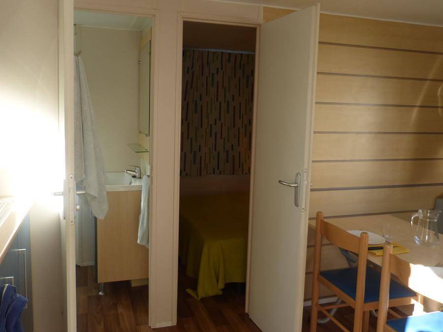Camping Le Clos de La Lère - Mobilhome 2 personnes - Mobil home 16m² - 1 chambre + terrasse couverte 10m² in Cayriech, Quercy