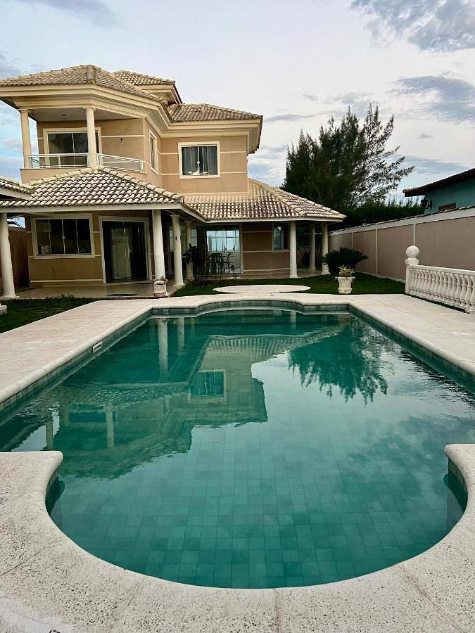 Casas e apartamentos de temporada para 13 pessoas, com jardim e vista e ainda balcão and piscina em Unamar