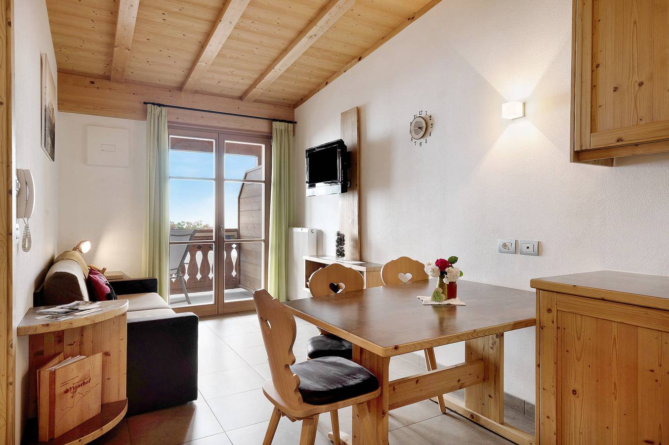 Entire apartment, Apartment "Moarhof Natur Naturalia" with Mountain View, Shared Terrace & Wi-Fi in Tschöfas, Lajen