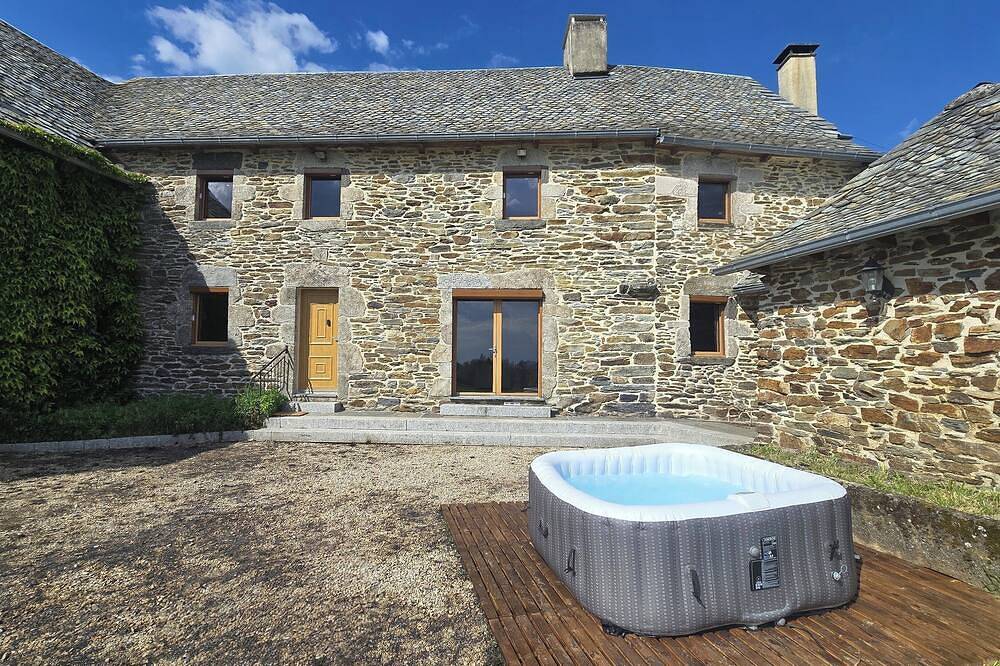 Authentique corps de ferme d'Aubrac avec Jacuzzi. Dépaysement garanti ! in Coubisou, Parc naturel régional de l'Aubrac