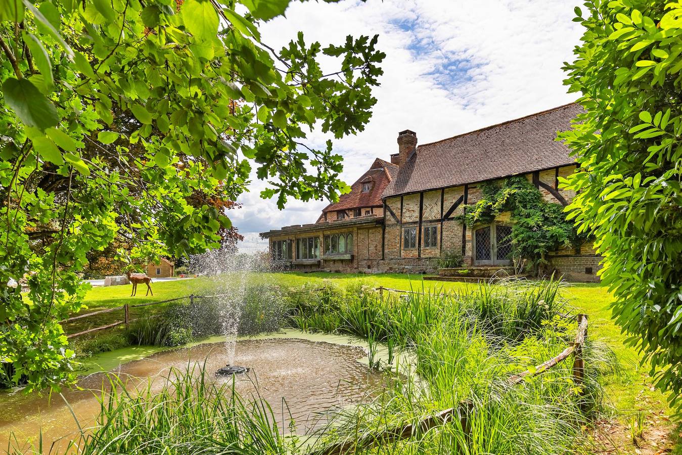 Sandhill Cottage with Hot Tub in Worth (West Sussex), West Sussex