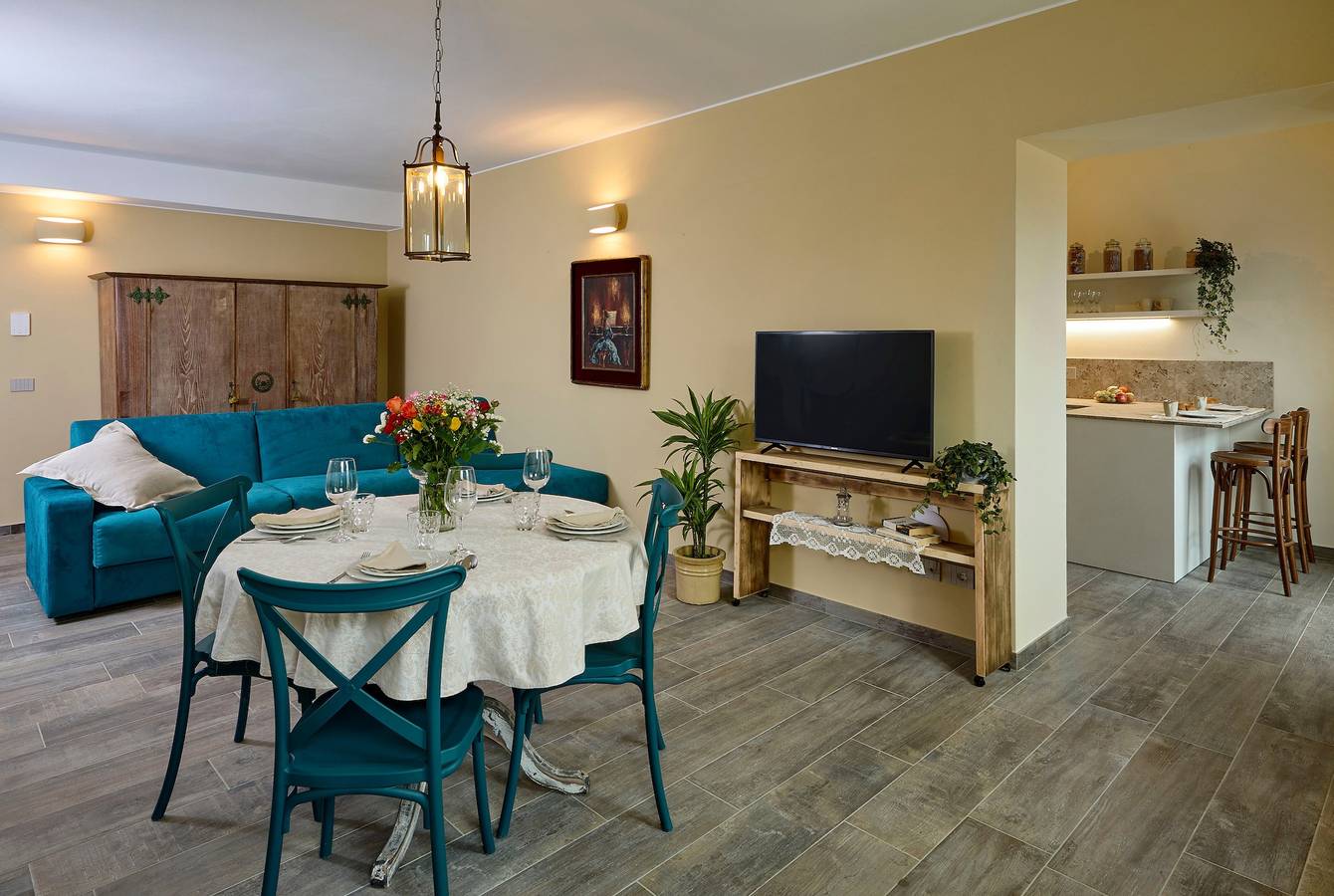 Appartamento intero, Appartamento 'Abaye 4 Merlot - Charm' con piscina condivisa, Wi-Fi e aria condizionata in Soiano del Lago, Prealpi Gardesane