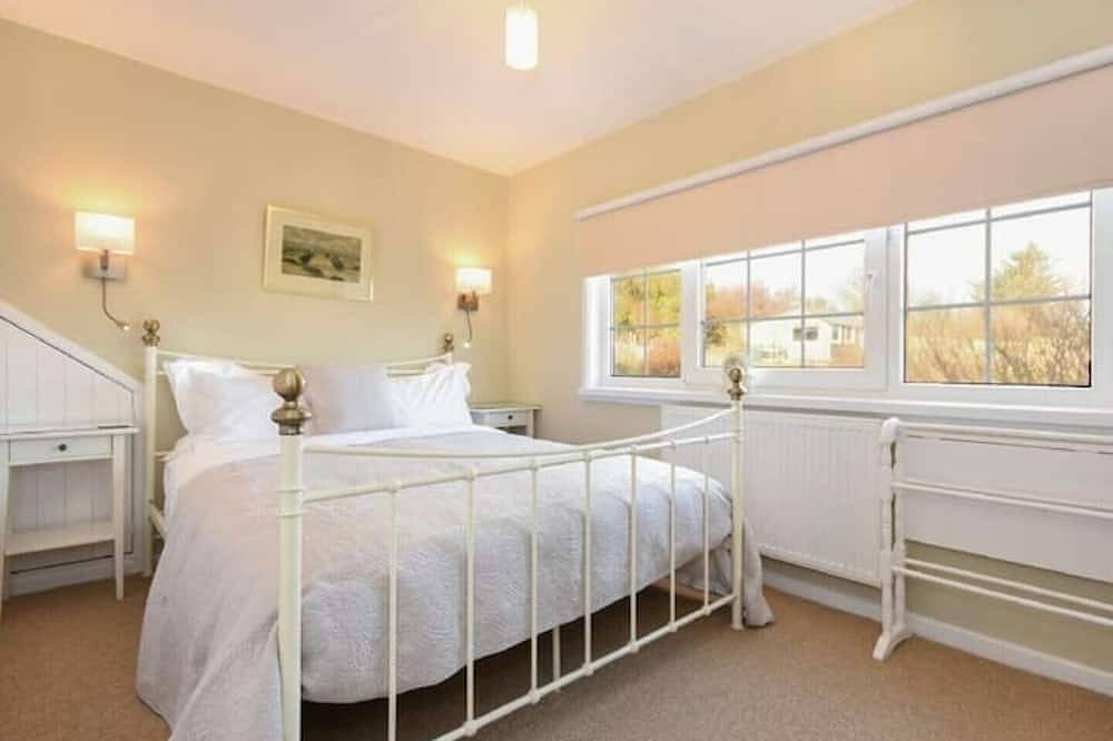 4 bed cottage with parking and views in Craster in Craster, Northumberland