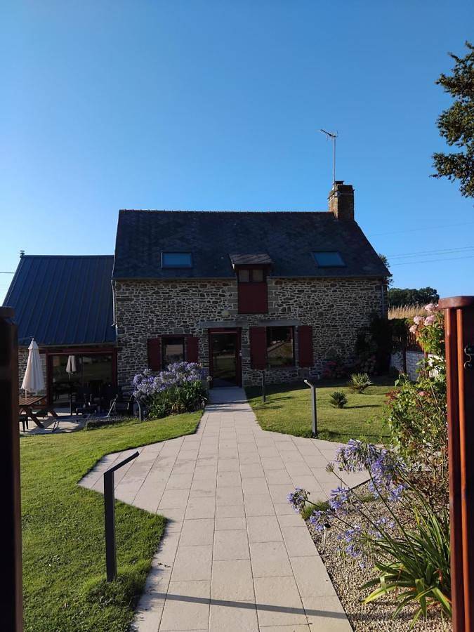 Location de vacances pour 8 personnes, avec vue ainsi que piscine et jardin, adapté aux familles à Epiniac - 2