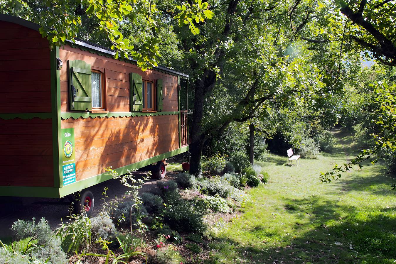 Appartement de vacances entier, Tiny Home « Roulotte de Cabrières » avec terrasse privée et jardin privé in Compeyre, Parc naturel régional des Grands Causses