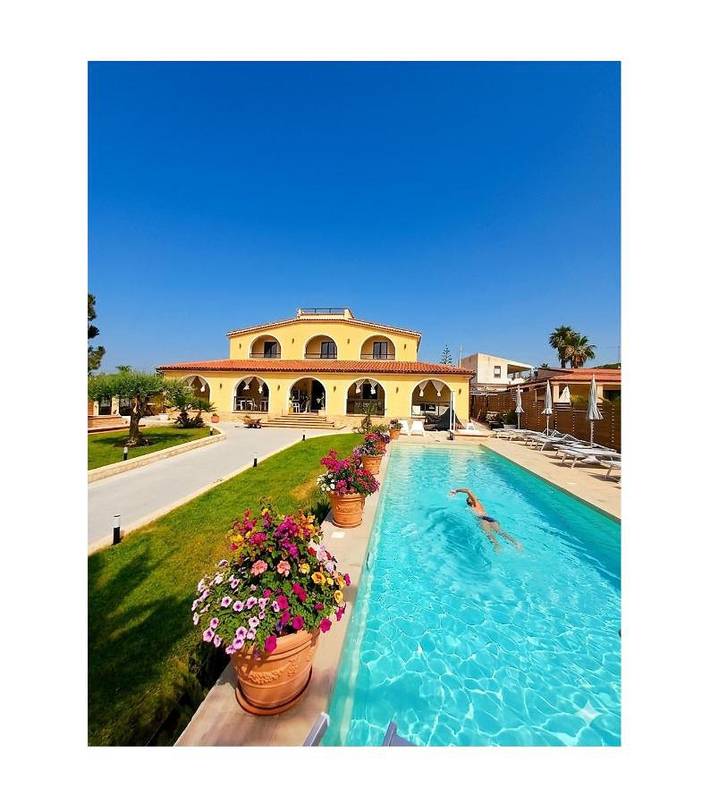 B&b per 5 persone, con Idromassaggio e Terrazza nonché Giardino e Piscina a Fontane Bianche
