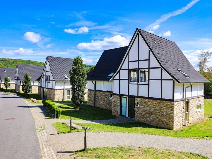 Ferienhaus für 6 Personen, mit Terrasse und Pool in Heimbach