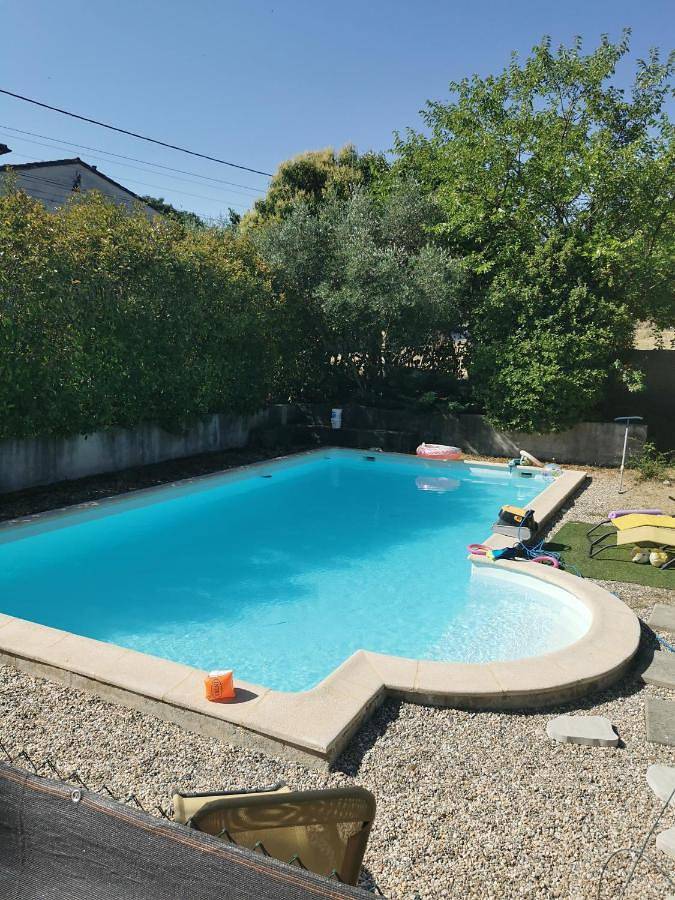 Location de vacances pour 2 personnes, avec Jacuzzi et Terrasse ainsi que Jardin et Piscine à Crespian