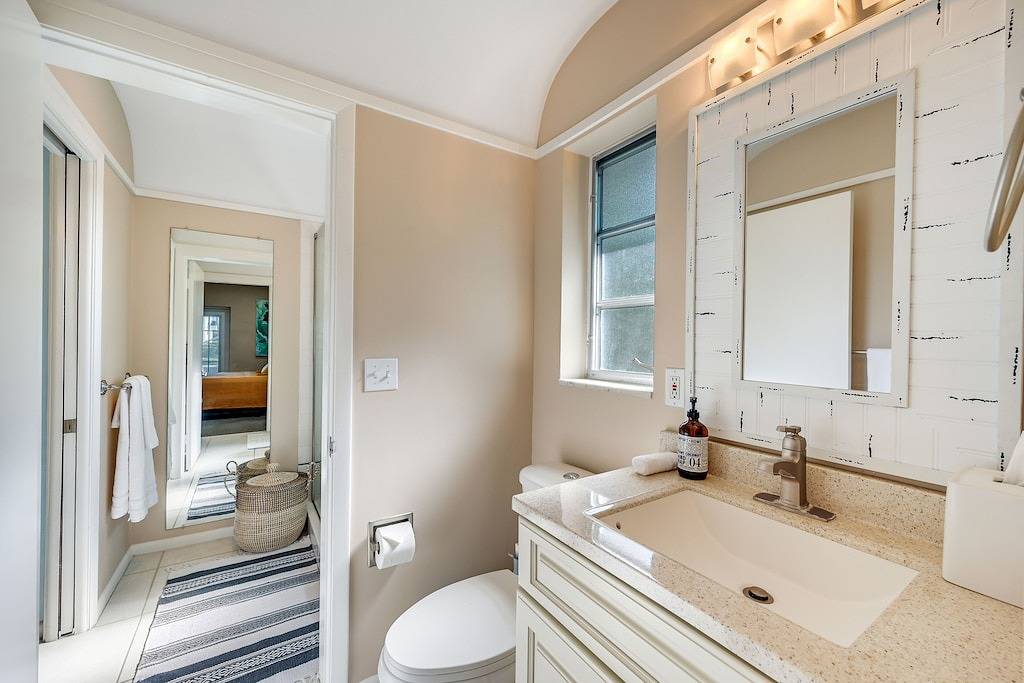 Charming and cozy with a dock for your boat and minutes to the Beach in Marco Island, Southwest Florida