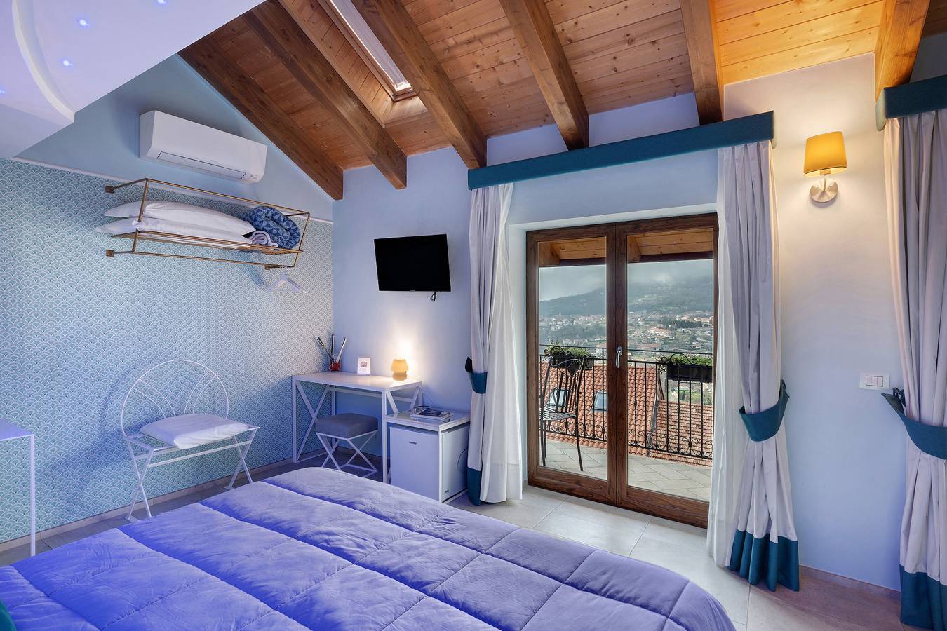 Room 'Camera Miseria E Nobilta'' with Balcony, Wi-Fi and Air Conditioning in Pianillo, Agerola