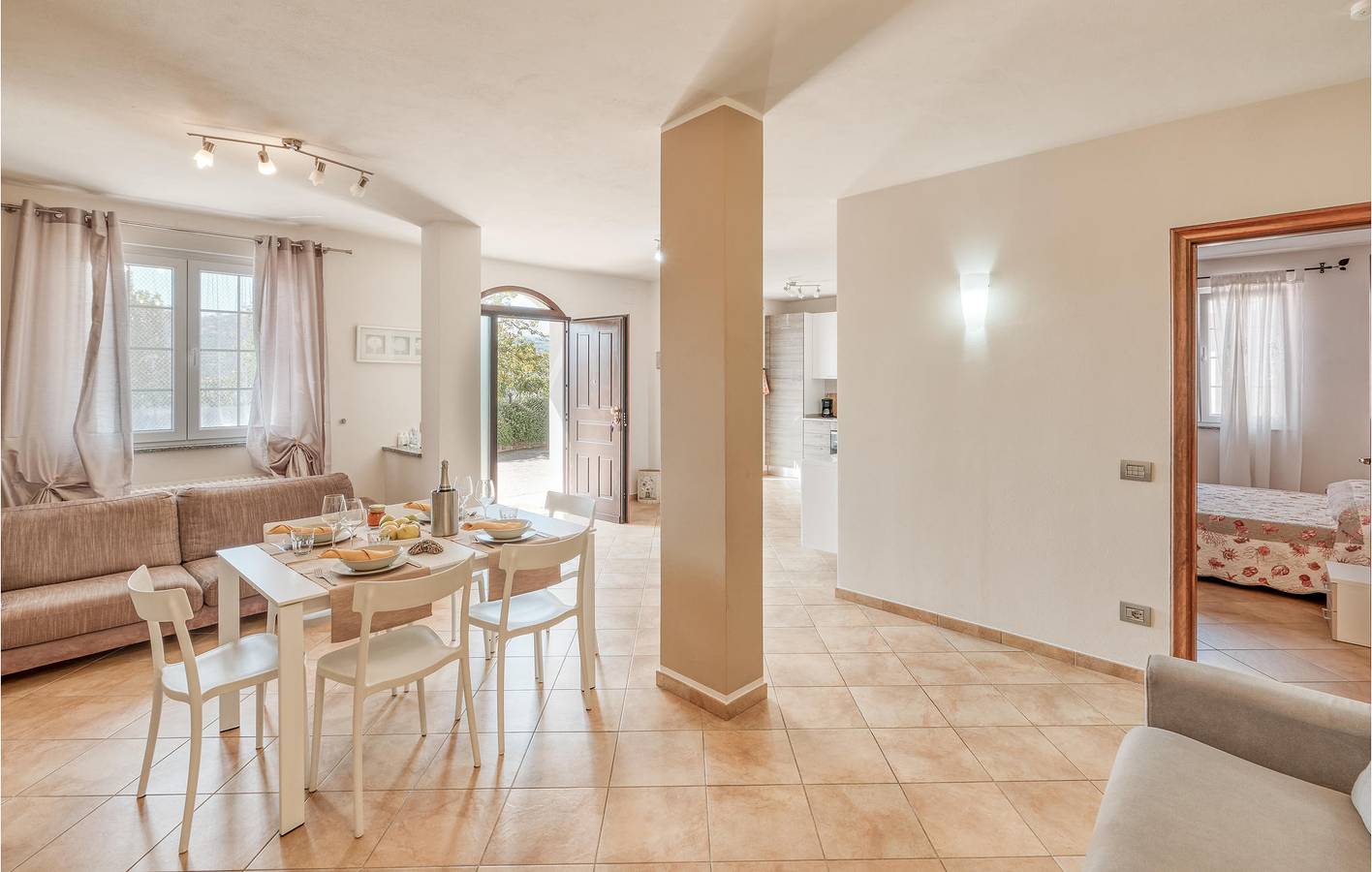Ganze Ferienwohnung, Apartment mit Meerblick, Parkplatz und Internet - 1,5 km zum Strand in Porto Maurizio, Imperia