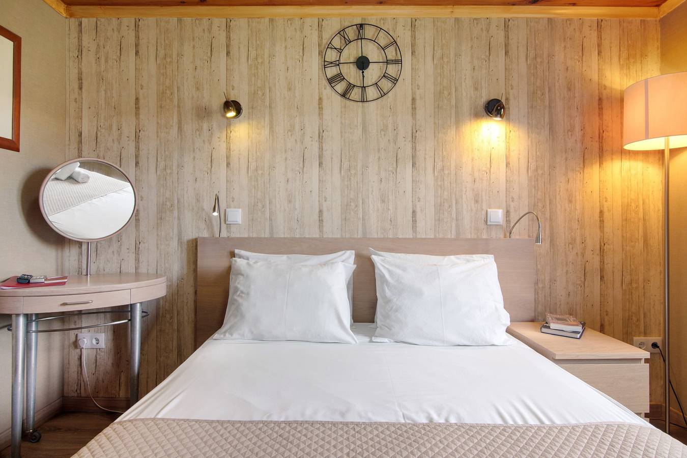 Room 'Quarto Casal Standard 201' with Shared Terrace, Wi-Fi and Air Conditioning in São Pedro, Faro