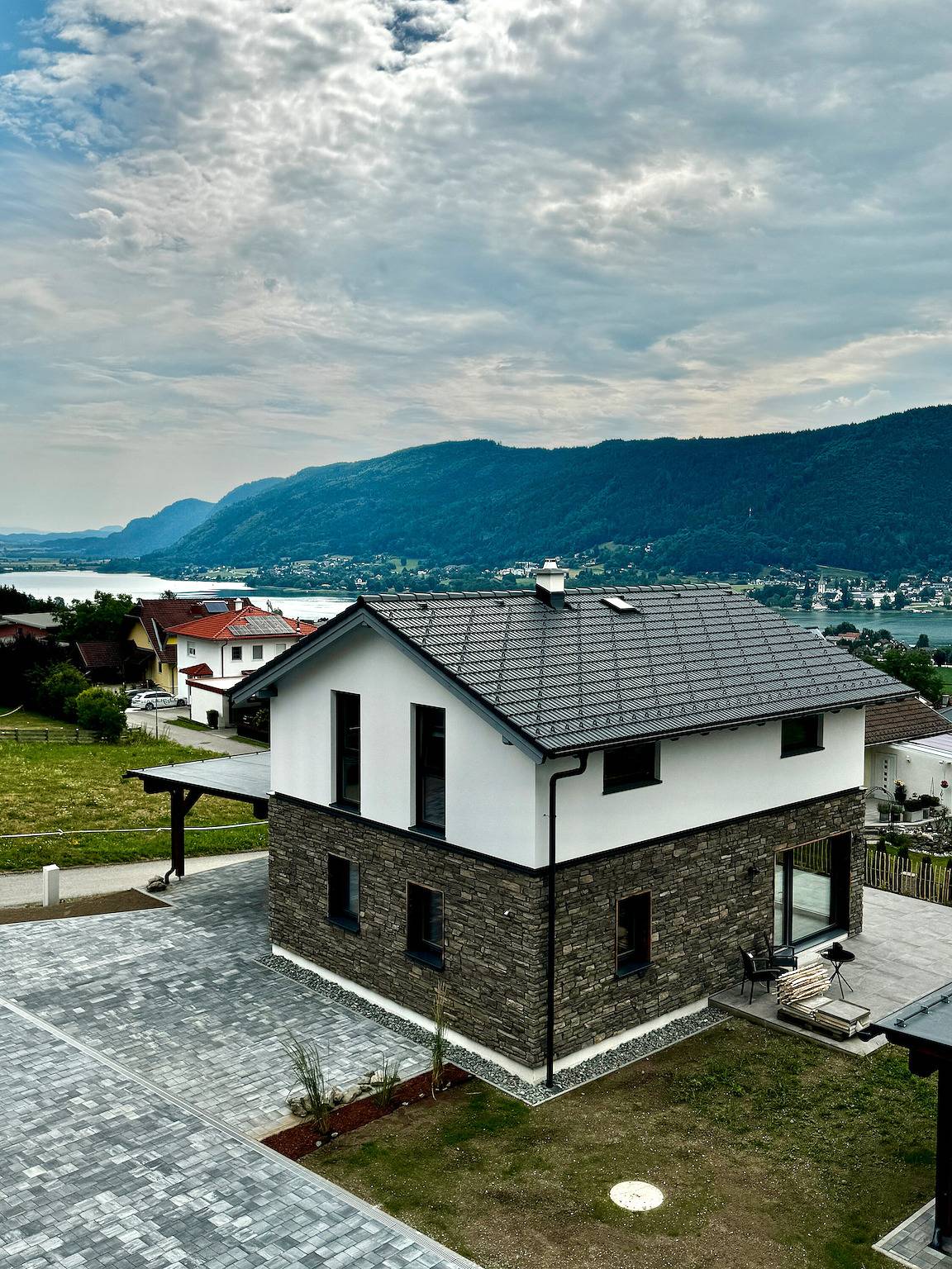 Ferienhaus 'Steinrose' mit Seeblick, privater Terrasse und Wlan in Bodensdorf, Gerlitzen