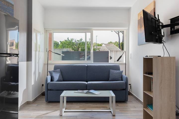 Hel enrumslägenhet, Studio Apartment 'Meublé À 25 Min Des Plages' with Private Terrace, Wi-Fi and Air Conditioning in Saturargues, Medelhavskusten (Frankrike)