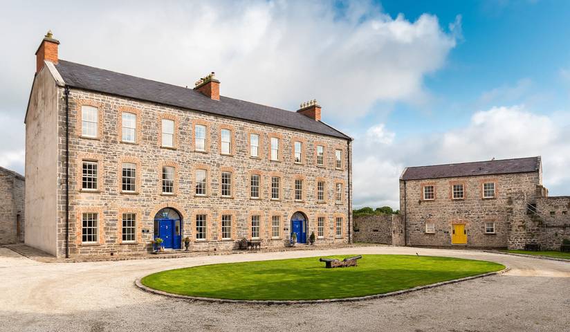 Holiday rental for 10 people, with terrace in Ennis