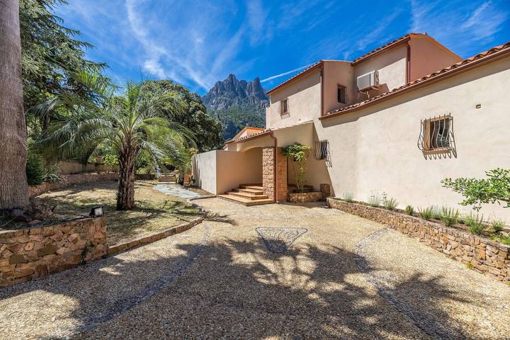 Villa pour 8 personnes, avec Balcon et Terrasse ainsi que Jardin et Piscine